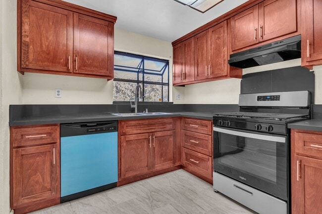 Building Photo - 1688 Bruin St