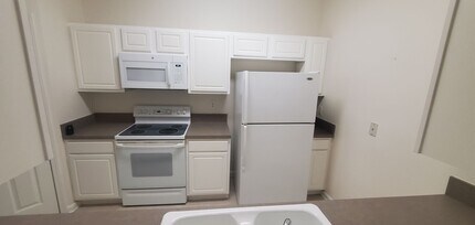 Building Photo - 3/2 Condo in Gated Community