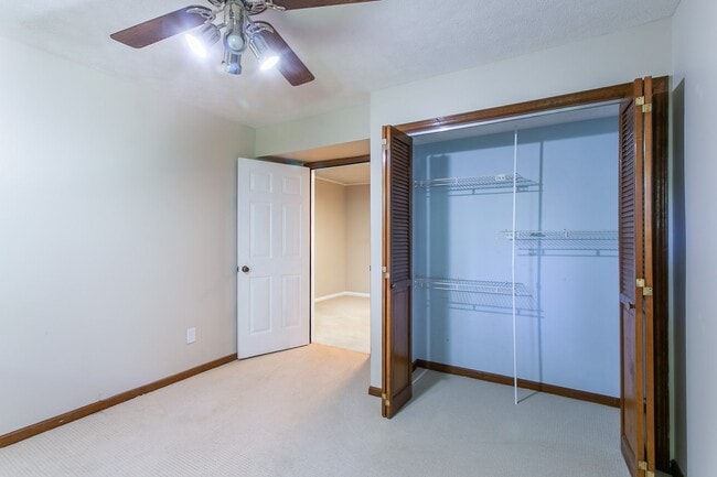 Building Photo - Light & Bright Home