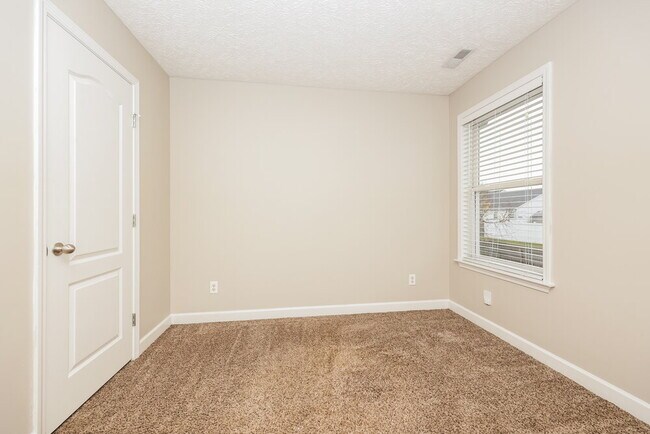 Building Photo - 1620 Beaconcrest Cir