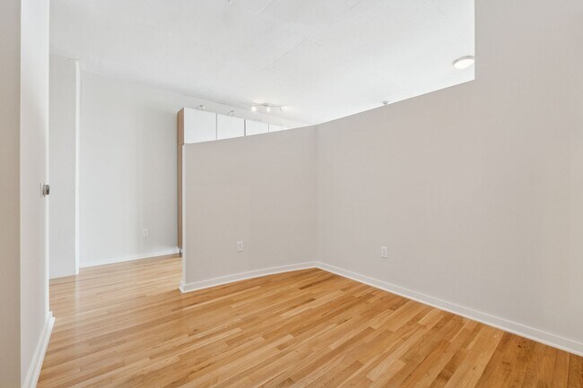 Building Photo - Spacious 1 Bedroom Condo in Heart of Buckh...