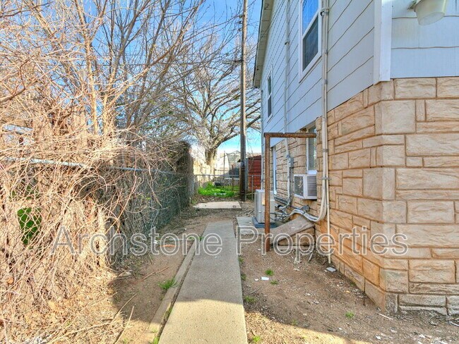 Building Photo - 1233 N Grand Blvd