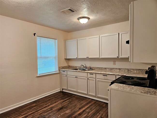 Building Photo - 8311 Vera Lou St