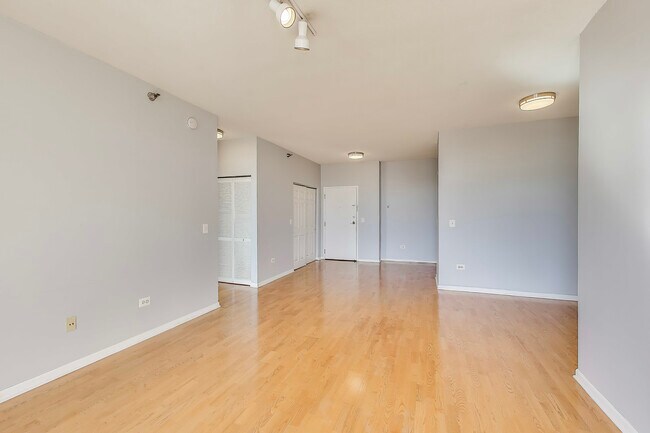 Building Photo - 1134 W Granville Ave