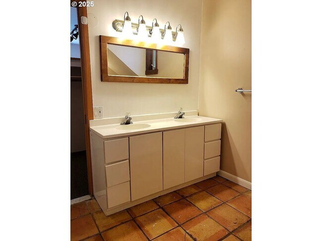 Building Photo - Large 6 Bedroom Close to UofO Campus