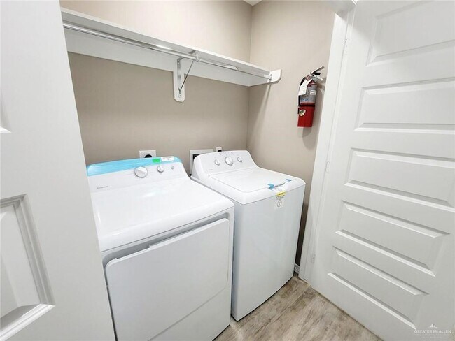 Building Photo - 20 Las Vistas Ln