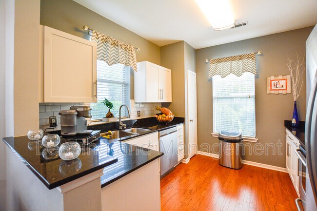 Building Photo - 130 River Landing Dr