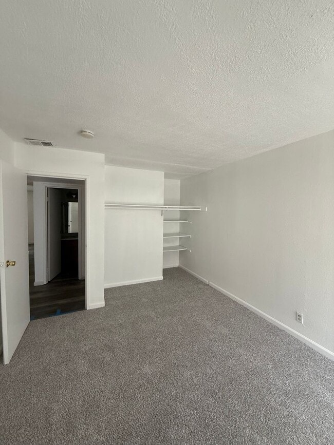 Building Photo - Beautifully Newly Refurbished Condo, 2 Bed...