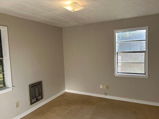 Building Photo - Rollins Dr 106/108 (duplex)