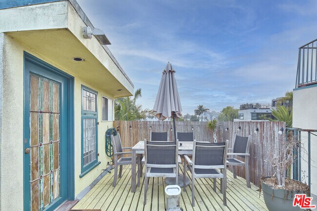 Building Photo - 453 Rialto Ave