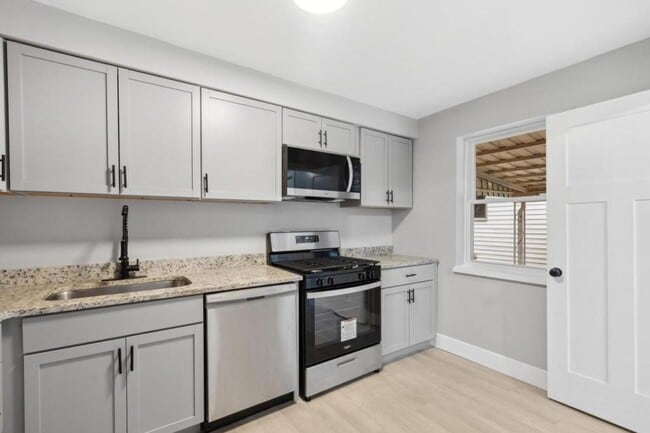 Building Photo - 844 Alverno Ave