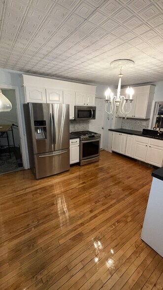 Building Photo - 3 Autumn St