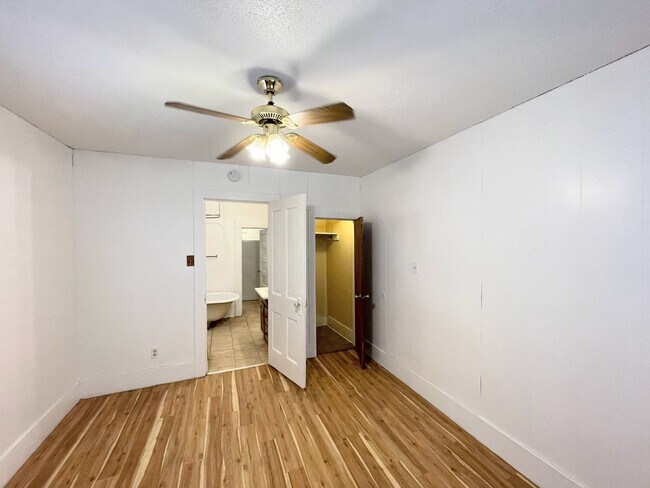Building Photo - 1 Bed 1 Bath Duplex