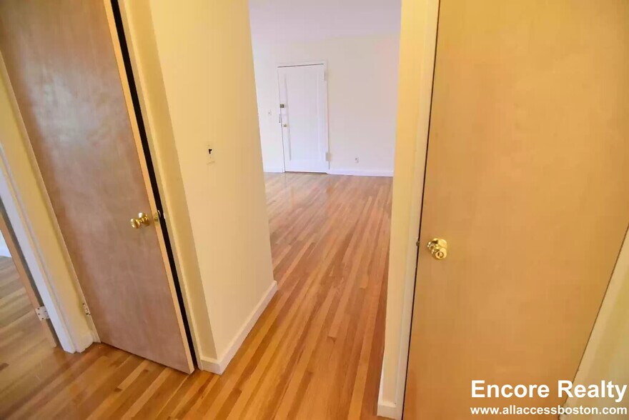 Building Photo - 74 Parkman St