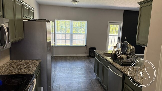 Building Photo - SPRING MOVE-IN SPECIAL and RATE DROP ALERT...