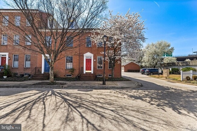 Building Photo - 211 W Hill St