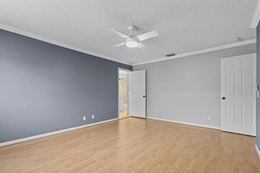 Building Photo - 4319 Greenbriar Ln
