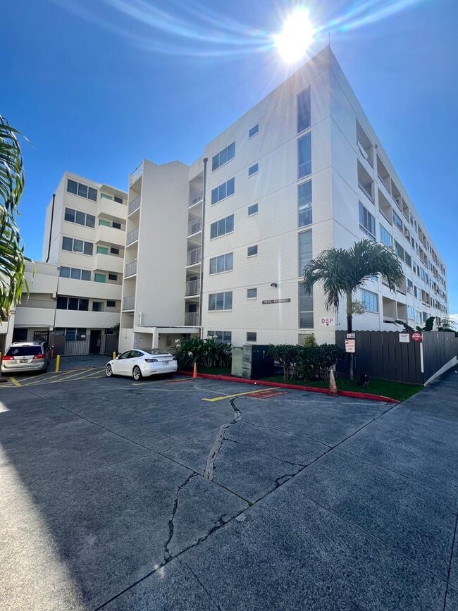 Building Photo - Charming 1/1/1 Ground Floor Unit with Lanai & Yard