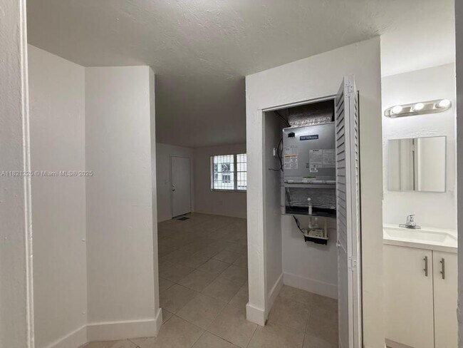 Building Photo - 2 bedroom in Miami FL 33142