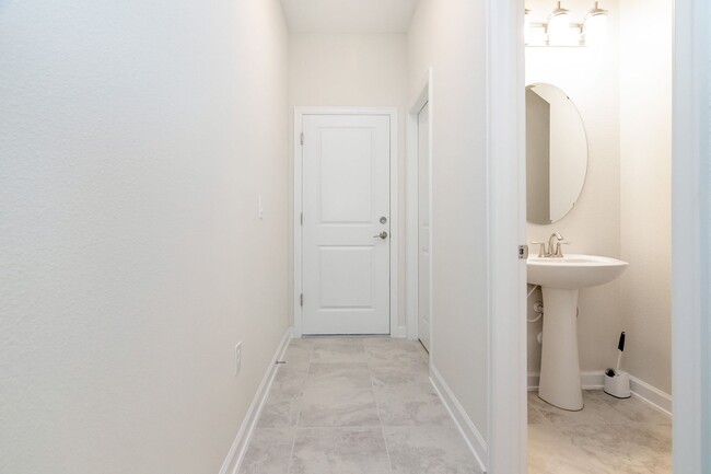 Building Photo - Lovely 5bd/3.5bath FOR RENT in highly soug...