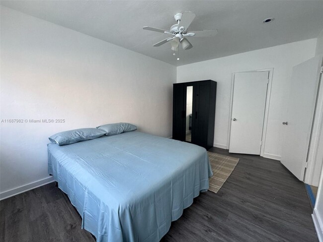 Building Photo - 2120 Biarritz Dr