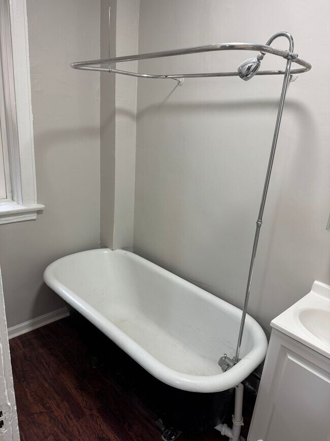 Building Photo - 4363 N Kenmore Ave