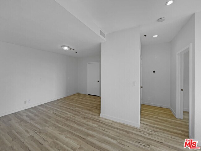 Building Photo - 585 N Rossmore Ave