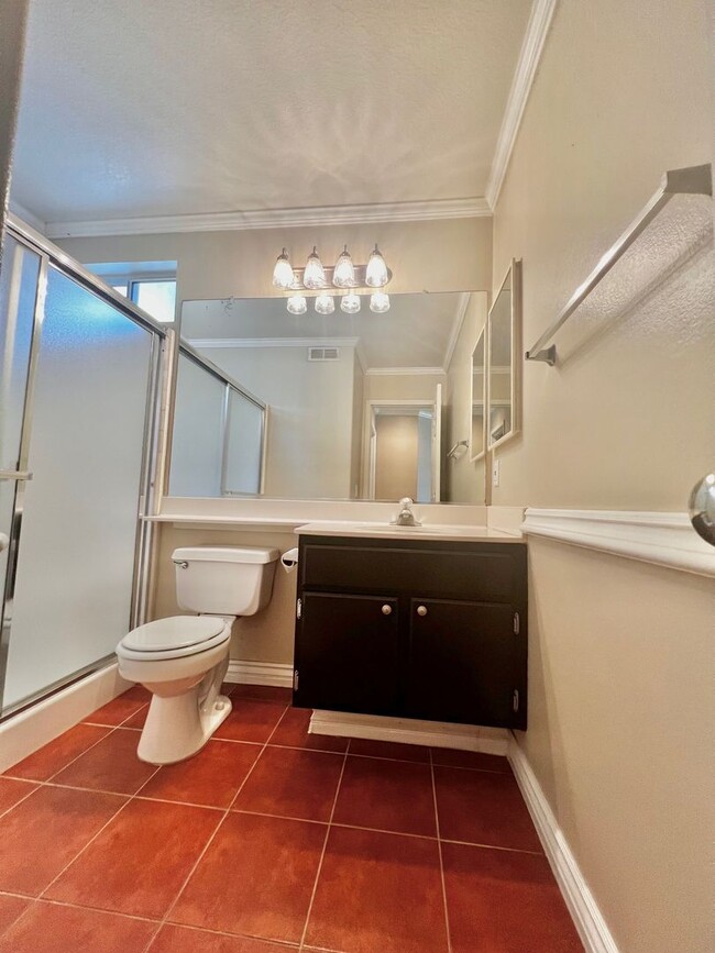 Building Photo - **3 Bedroom + Den & 3 bathroom Pool Home w...