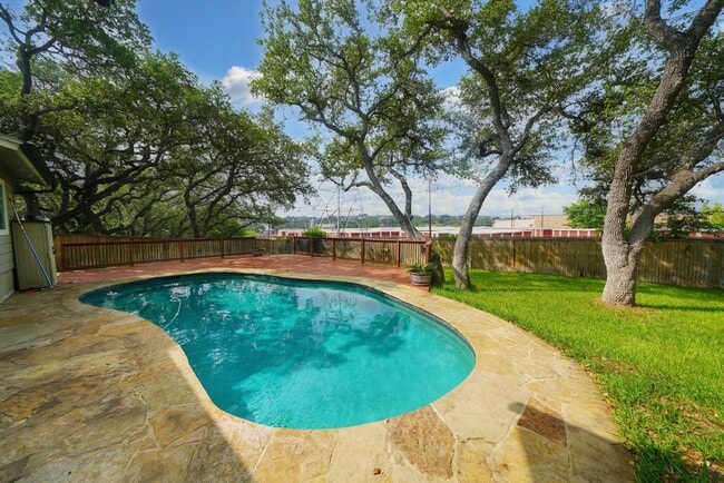 Building Photo - Charming and Centrally Located Home Now Available with Inground Pool. Realtor Commmission:$750