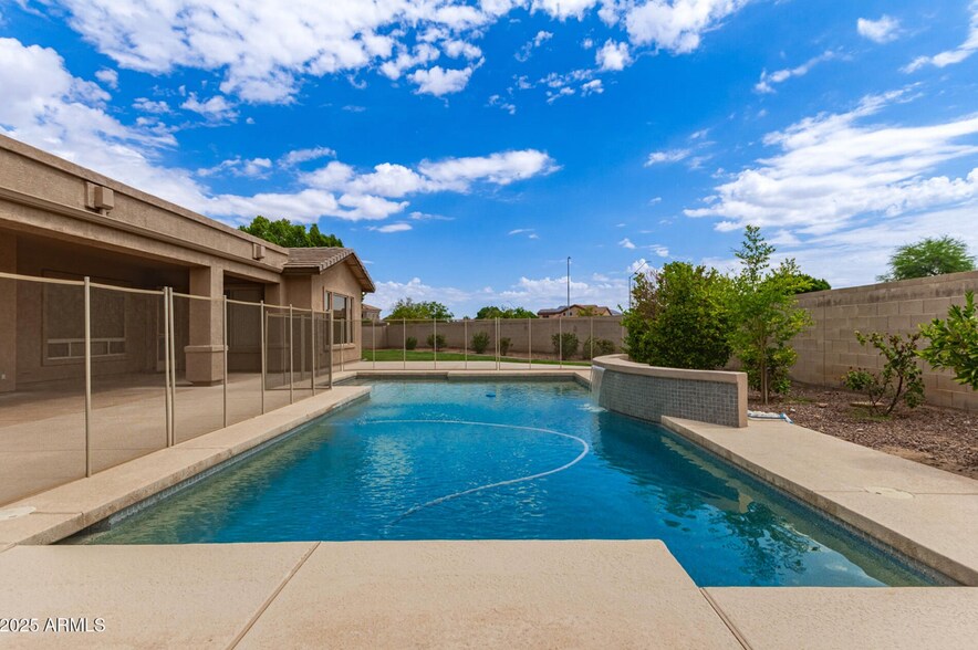 Building Photo - 1515 N Los Alamos Cir