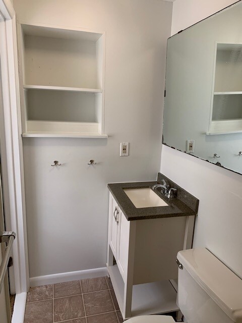 bathroom w/shower - 1047 S Charles St