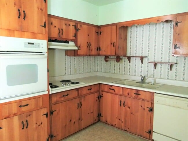 Building Photo - Charming 3 Bedroom Home on a Quiet Street!