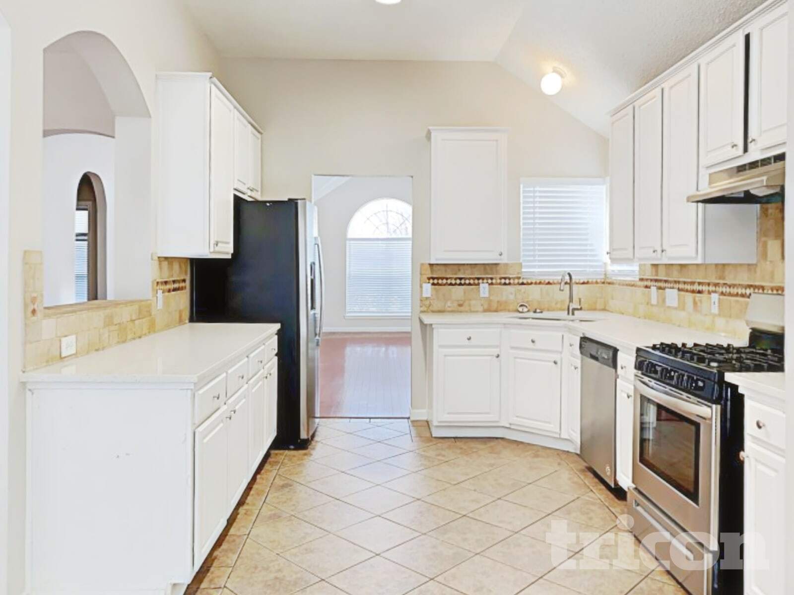 Building Photo - 1041 Essex Dr