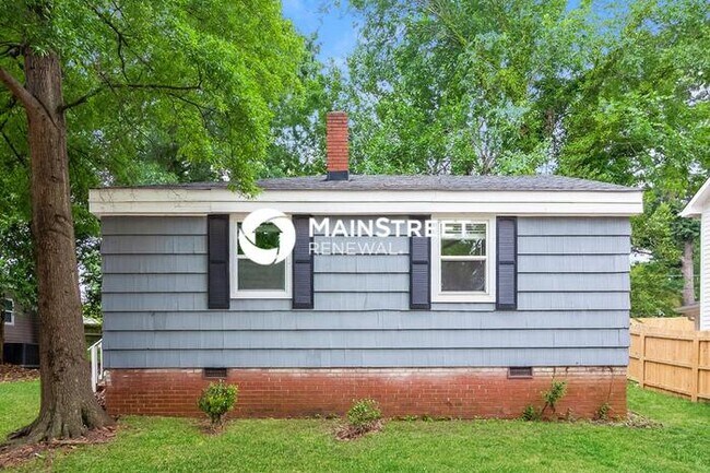 Building Photo - 4 Bedroom Pet-Friendly Home in Charlotte, NC with Main Street Renewal