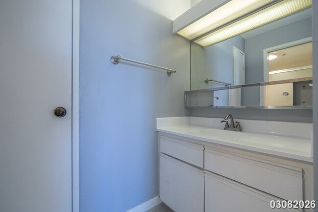 Building Photo - $3,500 / 2br - 896ft2 - Renovated and Modern 2BR/2BA/1PKG unit in the Royal Capito