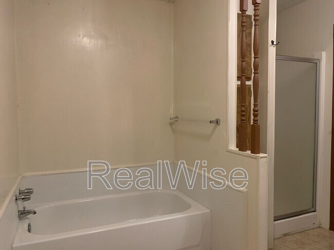 Building Photo - 4620 Redwood Ave