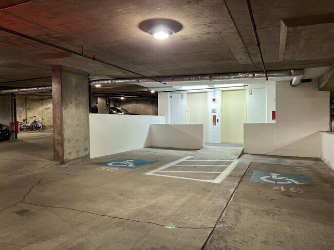 Building Photo - Large, Upgraded 2 Bed/2 Bath Loft off Mass...