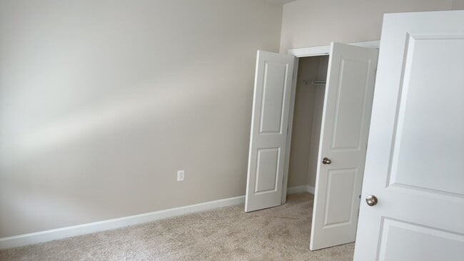 Building Photo - Beautiful contemporary TH in desirable North Hill