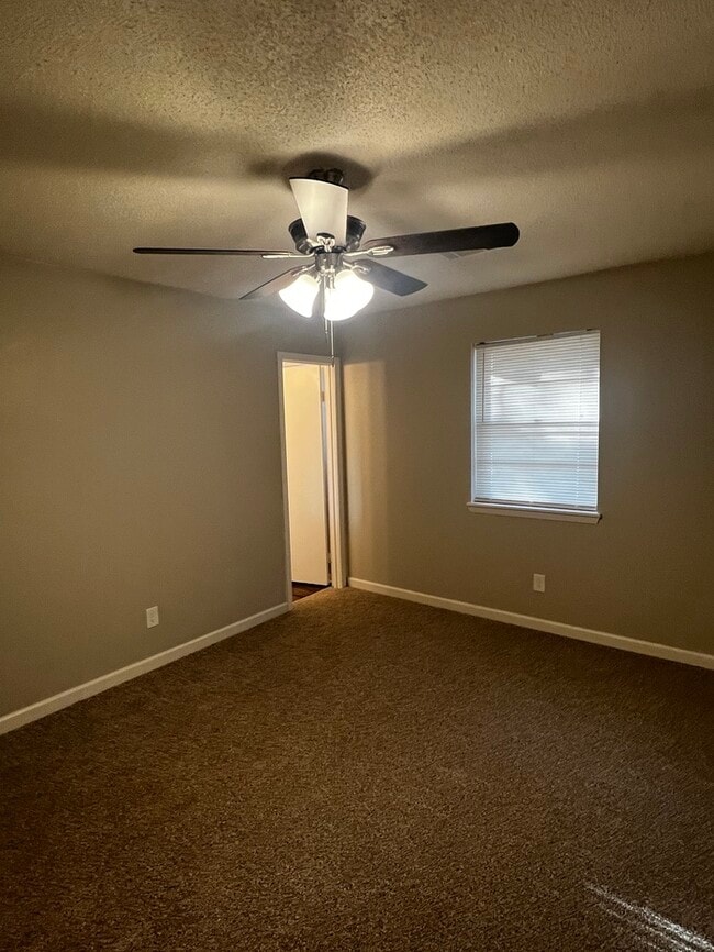 Building Photo - 8702 Oakhaven Dr