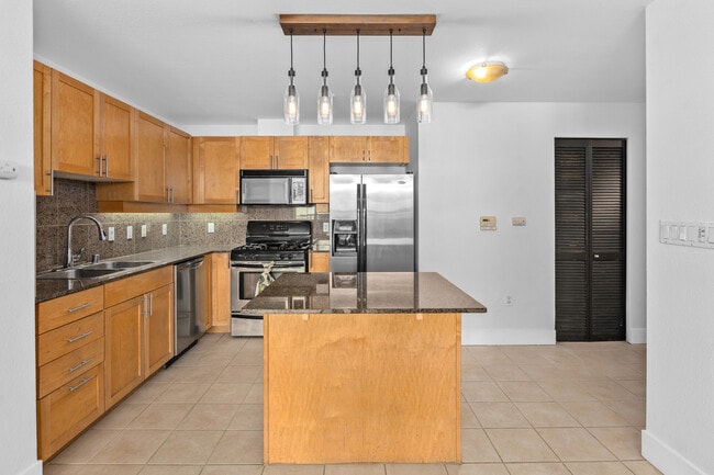 Building Photo - 1240 India St