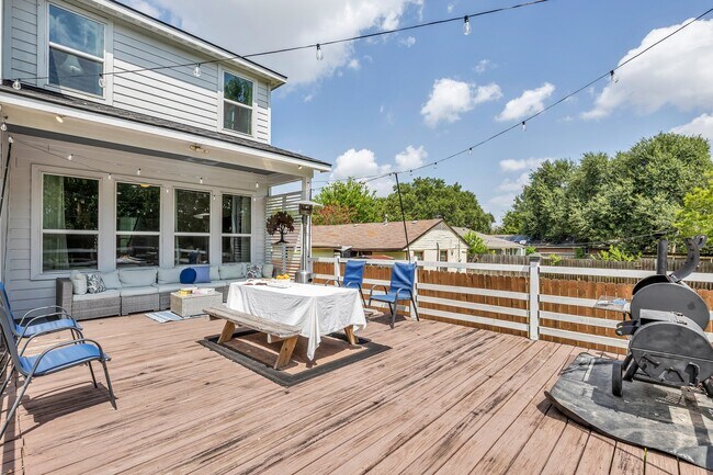 Building Photo - 10747 Dulcimer St