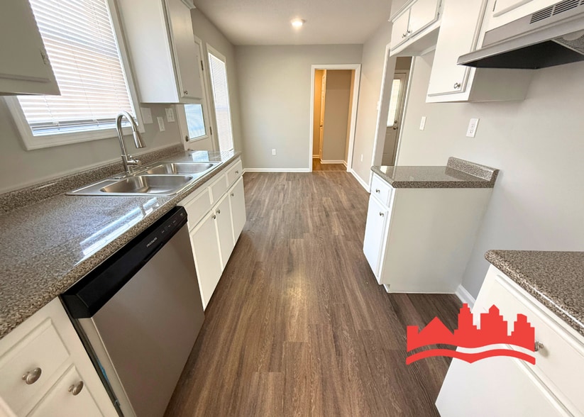 Building Photo - 5950 Beauvoir Dr