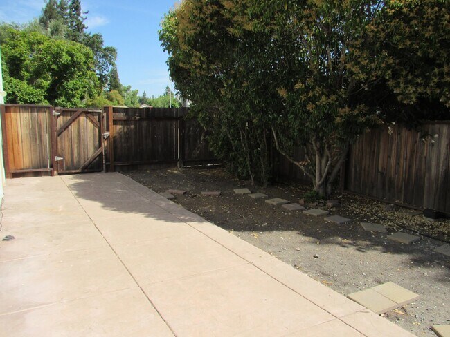 Building Photo - Beautiful 4 Bed, 2.5 Bath Home in Perfect San Ramon Location