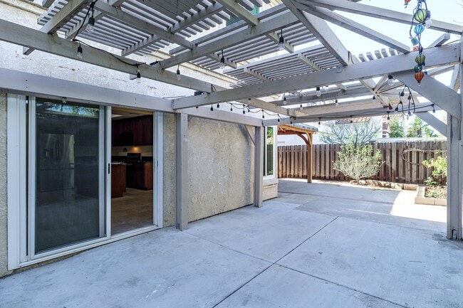 Building Photo - 3 bedrooms 2.5 bathrooms | Southwinds | Oxnard | Unfurnished