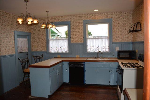 Building Photo - Beautiful, spacious Craftsman, Owner pays Yard Care, Laundry on site