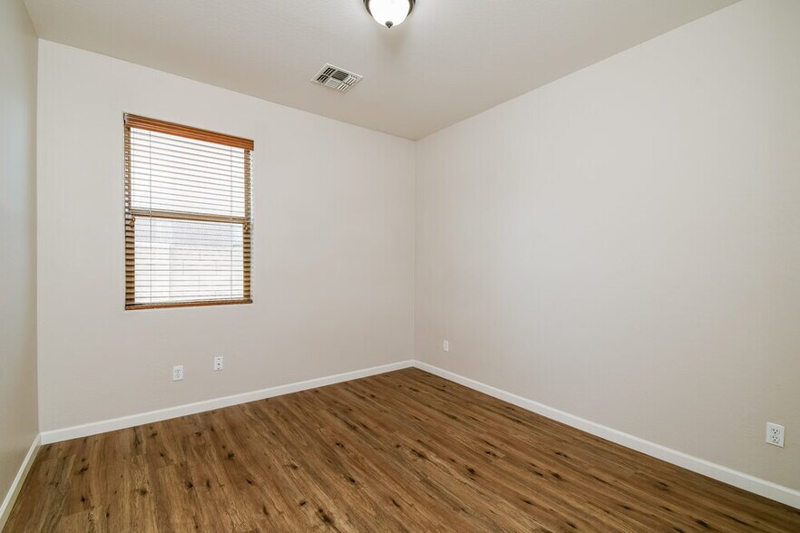 Building Photo - 1062 E Nickleback St