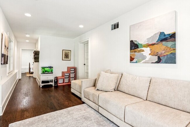 Building Photo - 1093 Country Ln NE