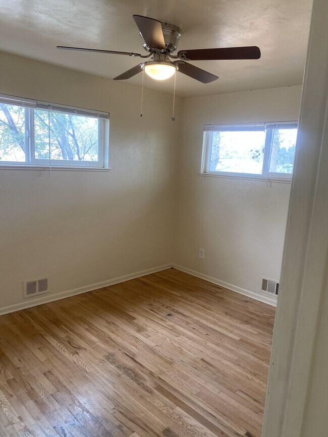 Building Photo - Fully Renovated and ***Move in Special***