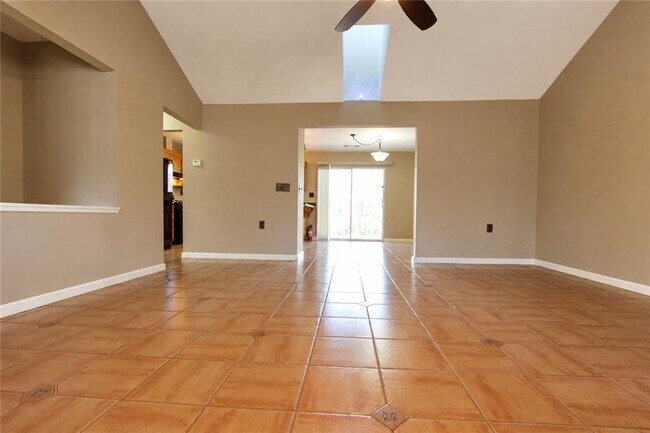 Building Photo - 1825 Skyline Dr