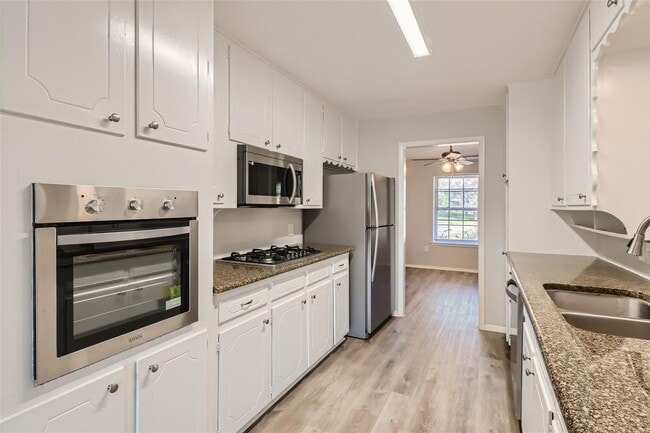 Building Photo - ? Modern 3-Bedroom Bedford Home with Spacious Layout ?